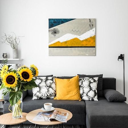M&R Apartament Airport&Business Premium Komputerowa - Underground Garage - Free Wifi - Netflix - Self Check-In - 5 Min From Chopin Airport Warschau Buitenkant foto