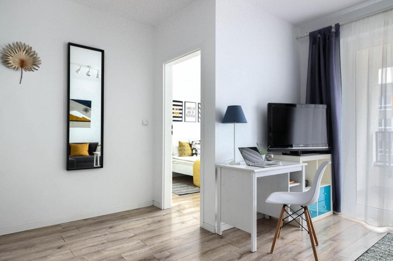 M&R Apartament Airport&Business Premium Komputerowa - Underground Garage - Free Wifi - Netflix - Self Check-In - 5 Min From Chopin Airport Warschau Buitenkant foto
