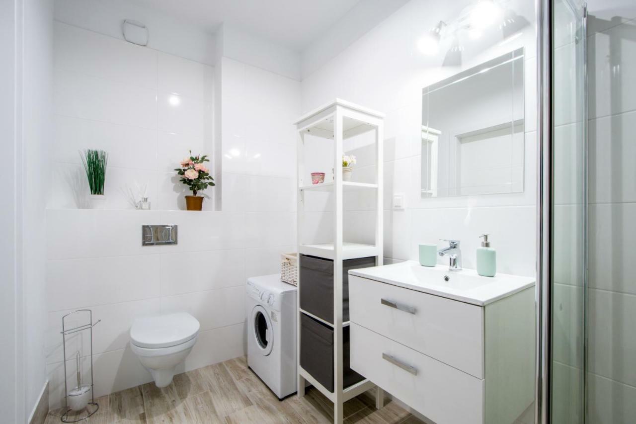 M&R Apartament Airport&Business Premium Komputerowa - Underground Garage - Free Wifi - Netflix - Self Check-In - 5 Min From Chopin Airport Warschau Buitenkant foto