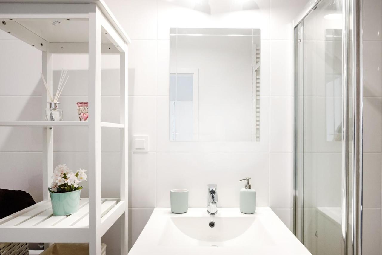 M&R Apartament Airport&Business Premium Komputerowa - Underground Garage - Free Wifi - Netflix - Self Check-In - 5 Min From Chopin Airport Warschau Buitenkant foto
